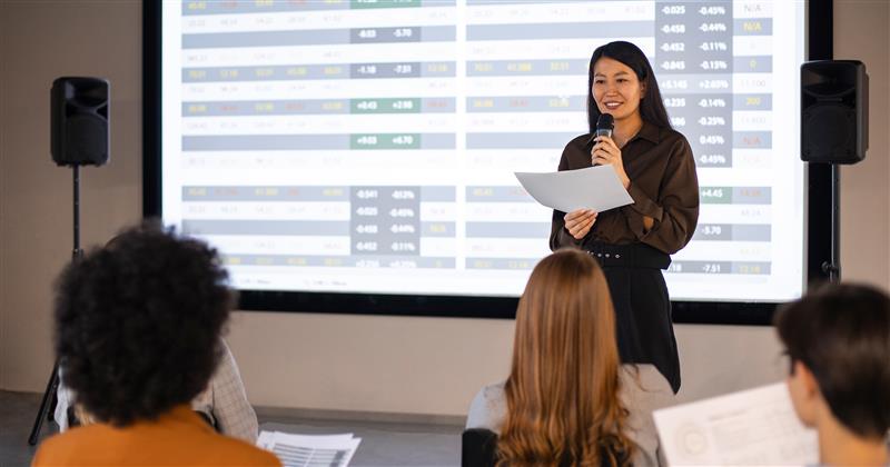 Cover image for an article on 1:1 Meeting Agenda to Unlock Presentation Designers